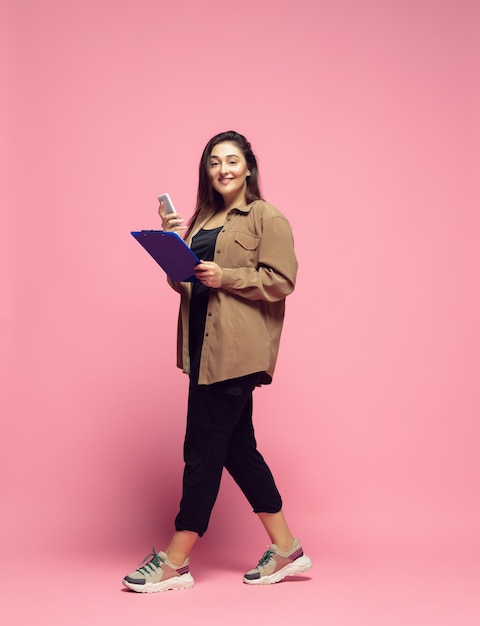 Beschäftigt und Eleganz Junge Frau in Bürokleidung Bodypositiver weiblicher Charakter Feminismus