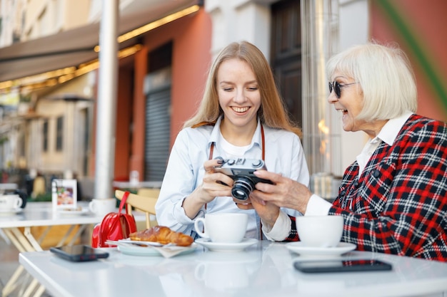 Beschäftigte ältere Frau, die sich im Straßencafé entspannt