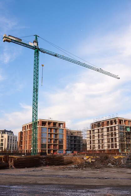 Beschäftigte Baustelle und Baugeräte Luftaufnahme von oben