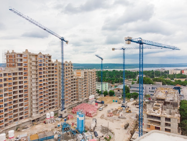 Beschäftigte Baustelle und Baugeräte Luftbild