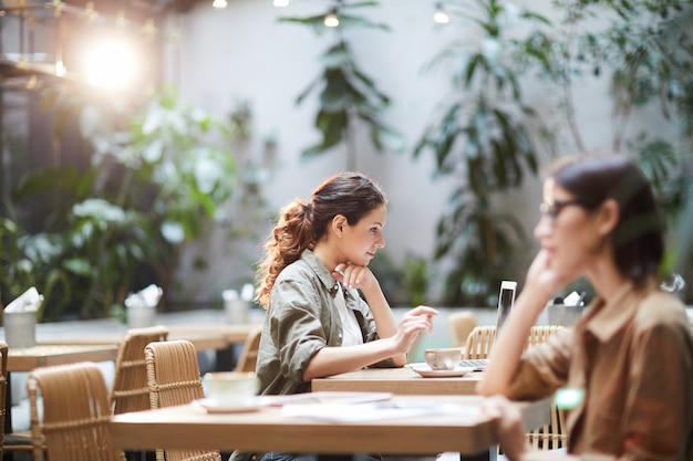 Beschäftigte Dame, die mit Online-Dateien arbeitet