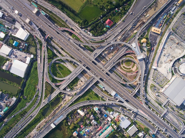 Beschäftigte Landstraßenkreuzung von der Vogelperspektive