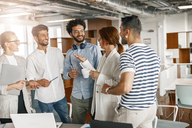 Beschäftigte Mitarbeiter kooperieren und arbeiten beim Teamwork-Konzept für Bürotreffen zusammen