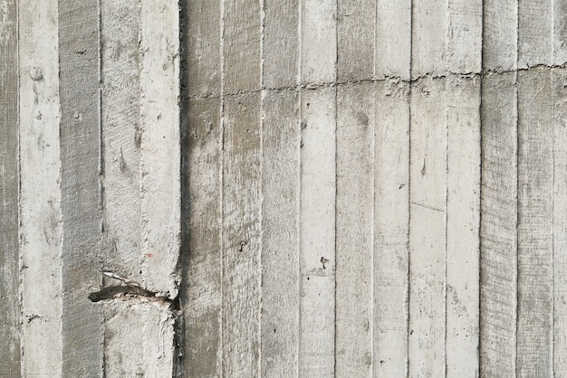 Beschaffenheit der hölzernen Verschalung stempelte auf einer rohen Betonmauer als Hintergrund