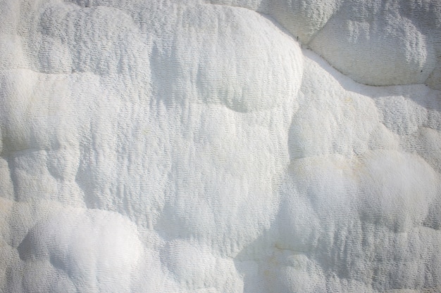 Beschaffenheit einer weißen wand zu pamukkale. hintergrund