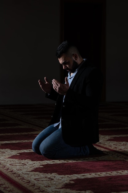 Bescheidener Geschäftsmann muslimisches Gebet in der Moschee