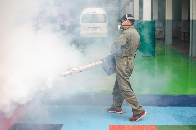 Foto beschlagen, um mücken im raum zu beseitigen, um die ausbreitung von dengue-fieber zu verhindern