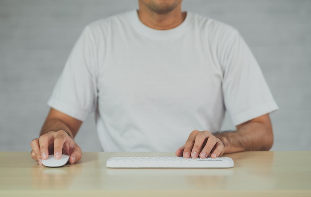 Beschneiden Sie ein Bild von einem Handmann, der eine weiße Tastatur eingibt, von einem freiberuflichen Geschäftsmann, von einer Suchmaschine oder von einer Chat-GPT-Technologie, von einer KI für die Arbeit, von einer Videokonferenz oder einem Seacrh-Job oder von einem Laptop über das Internet surfen