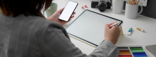 Beschnittene Aufnahme der Designerin, die an digitalen Modellgeräten und Designerbedarf arbeitet