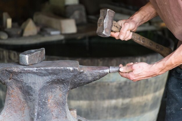 Foto beschnittene hände eines in der werkstatt arbeitenden mannes