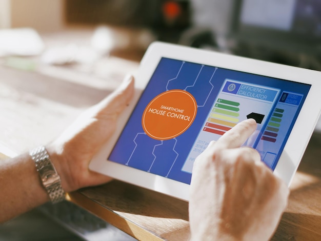 Beschnittene Hände mit einem digitalen Tablet zu Hause