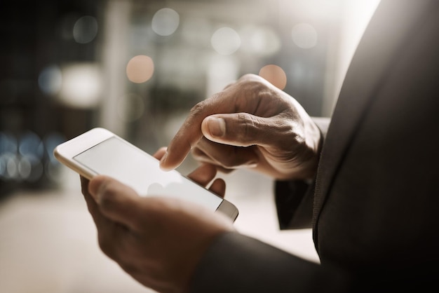 Beschnittene Hände mit Handy