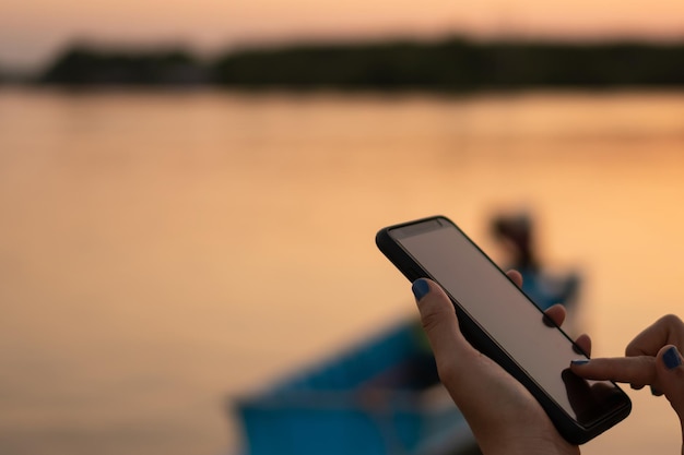 Foto beschnittene hände mit smartphone