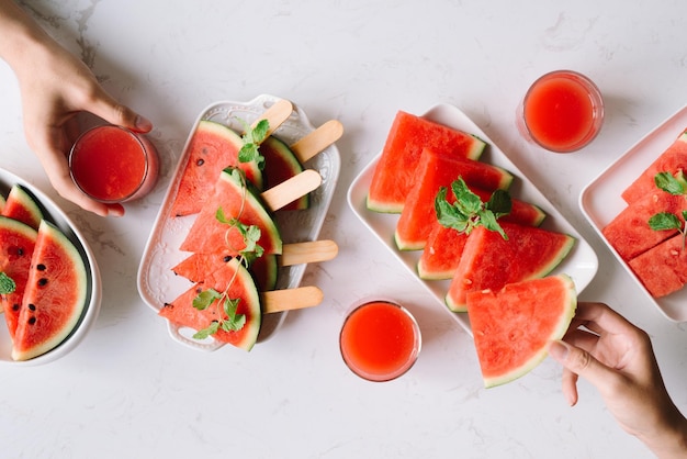 Beschnittene Hände mit Wassermelonen