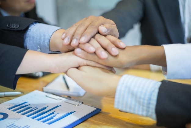 Beschnittene Hände über dem Schreibtisch im Büro