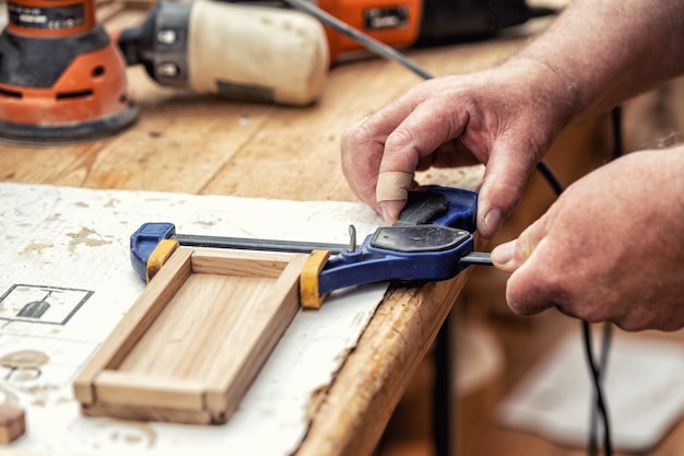 Foto beschnittene hand arbeitet auf der arbeitsplatte