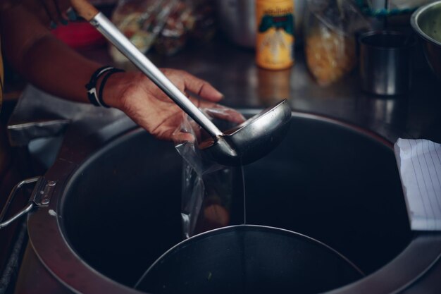 Foto beschnittene hand eines mannes, der essen zubereitet