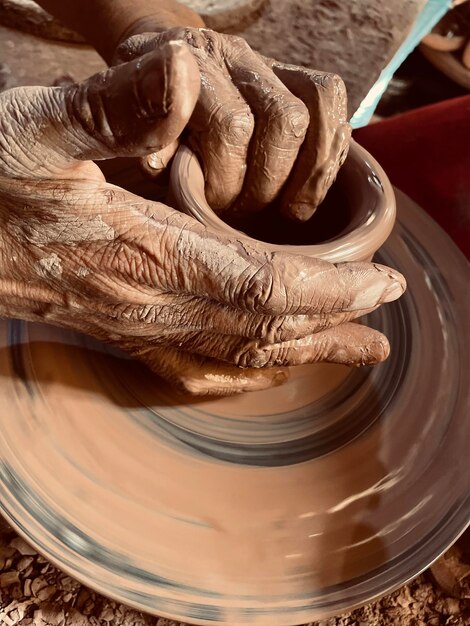 Foto beschnittene hand eines mannes, der töpferwaren herstellt