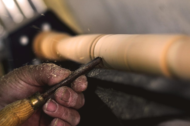 Beschnittene Hand eines Tischlers, der in der Werkstatt arbeitet
