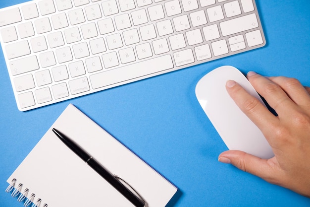 Foto beschnittene hand mit computermaus am schreibtisch