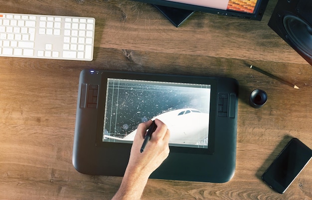 Foto beschnittene hand mit grafiktablett auf dem tisch