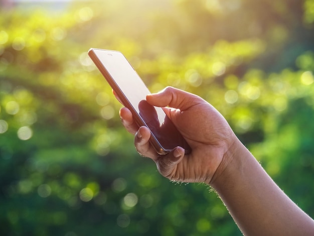 Beschnittene Hand mit Handy