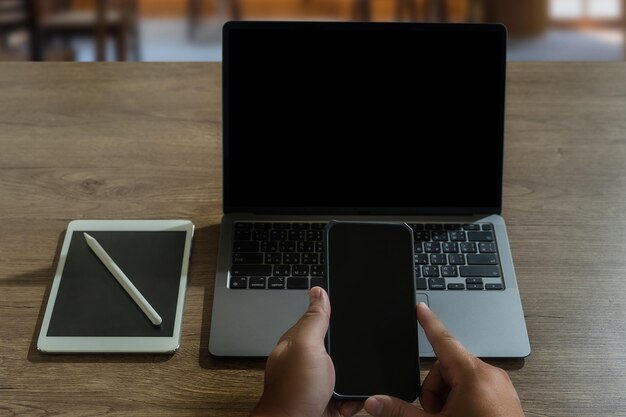 Foto beschnittene hand mit laptop auf dem tisch