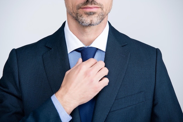 Beschnittener Chef im formellen Anzug mit Krawatte