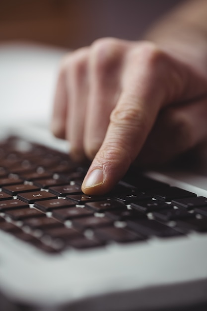 Beschnittener Mann mit Laptop