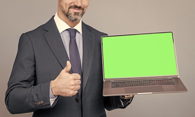 Beschnittener Mann zeigt Greenscreen-Webinar-PC-Werbung mit modernem drahtlosem Laptop-Daumen hoch