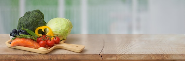 Beschnittener Schuss von Gemüse auf Holztablett und Kopierraum auf Marmortisch