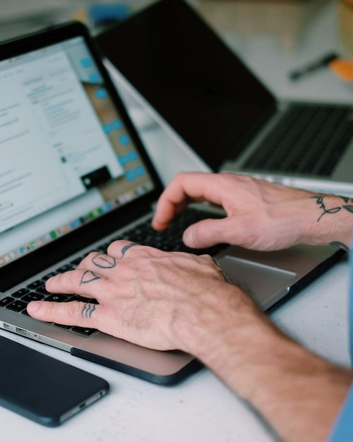 Beschnittenes Bild des Mannes mit Laptop