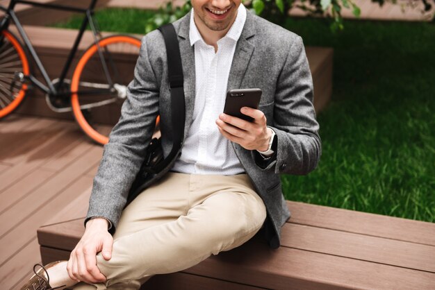 Beschnittenes Bild eines lächelnden jungen Geschäftsmannes