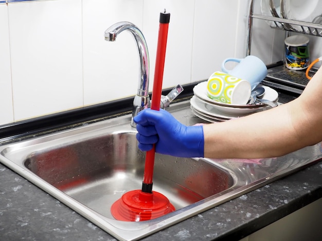 Beseitigen Sie die Verstopfung des Abflussrohrs im Waschbecken mit einem Kolben