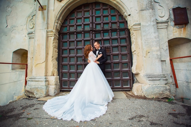 Beso de boda en el palacio