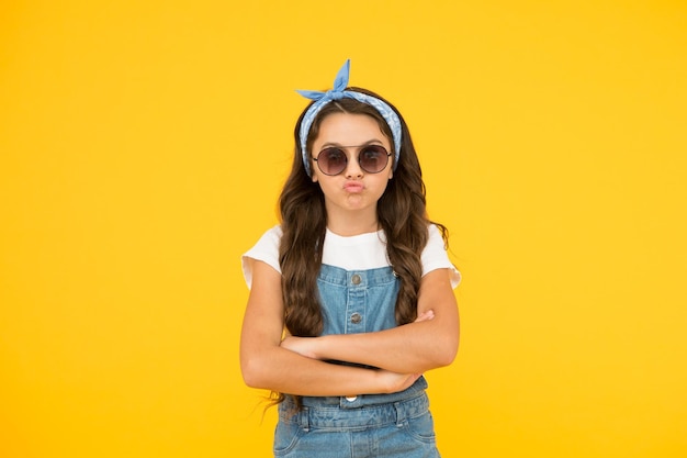 Beso de cara de pato Puedes tener lo que quieras si te vistes para ello Pequeña fashionista Chica de moda de niño lindo Concepto de moda de verano Chica de pelo largo y rizado gafas de sol atada bufanda Tendencia de moda