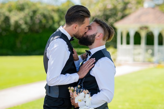 Beso gay en el matrimonio matrimonio gay pareja tierna besándose de cerca retrato de gay besado homosexual