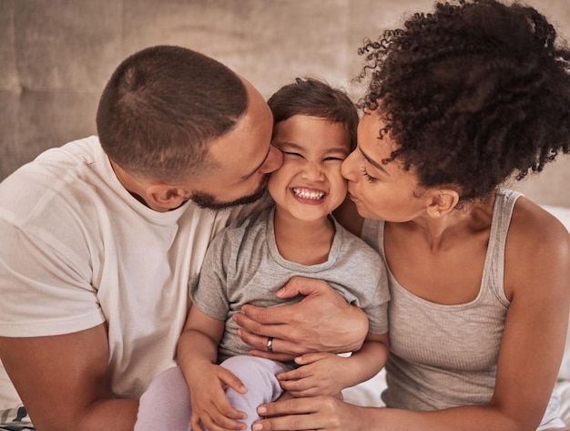 El beso de la madre y el vínculo del padre con el niño en la casa o en la habitación del hotel con confianza, seguridad y amor.