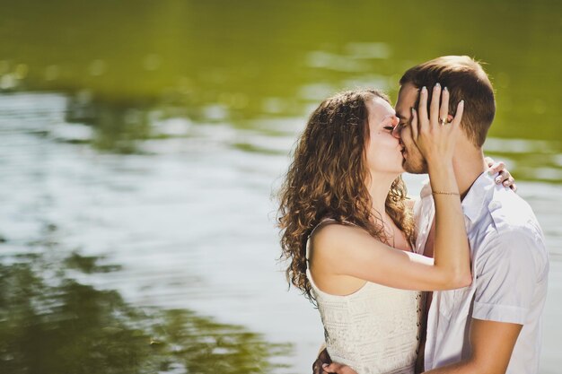 beso en la orilla del estanque 6318