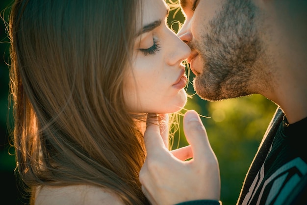 Beso pareja joven besándose pareja sensual beso romántico y amor relación íntima y