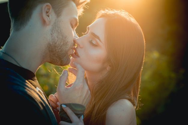 Foto beso romántico encantadora pareja de enamorados besándose