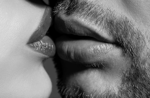 Un beso sensual Una joven pareja besándose y haciendo el amor Besos amantes