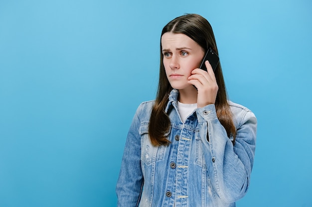 Besorgte Frau, die am Telefon spricht, um Probleme zu lösen