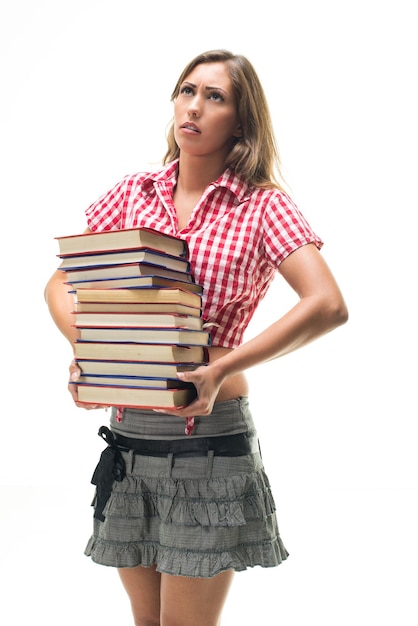 Besorgte schöne Jugendliche mit Stapel Büchern. Weißer Hintergrund.