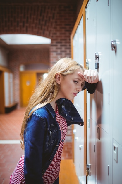 Besorgtes Lehnen am Schließfach