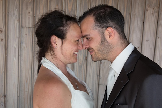 Foto besos novios en retrato de primer plano de la naturaleza de primavera