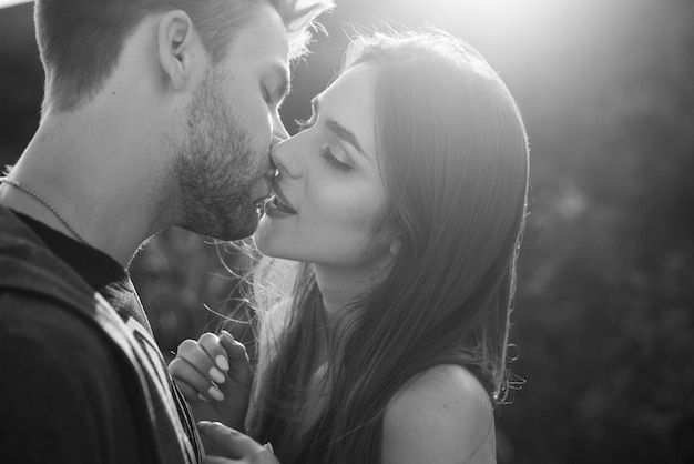 Besos sensuales al atardecer Pareja enamorada Relación íntima y relaciones sexuales Bocas de primer plano besándose Pasión y toque sensual Romántico y amor