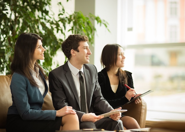 Besprechung des wichtigen Vertrages des Unternehmens.