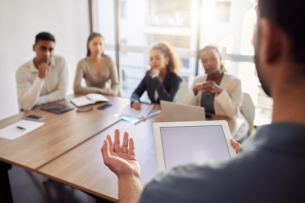 Besprechungspräsentation und ein Geschäftsmann mit einem Tablet im Sitzungssaal, der mit seinem Kollegenteam spricht Workshop-Coaching und Unterricht mit einem männlichen Manager im Büro während eines Schulungsseminars