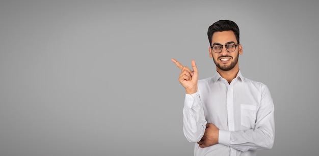 Best Choice Empresario árabe sonriente señalando a un lado en el espacio de copia